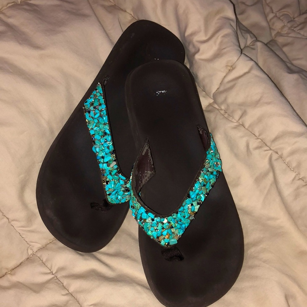 Sz8-8.5 Brown Flip Flops w/Turquoise Jeweled straps. In Good used condition.